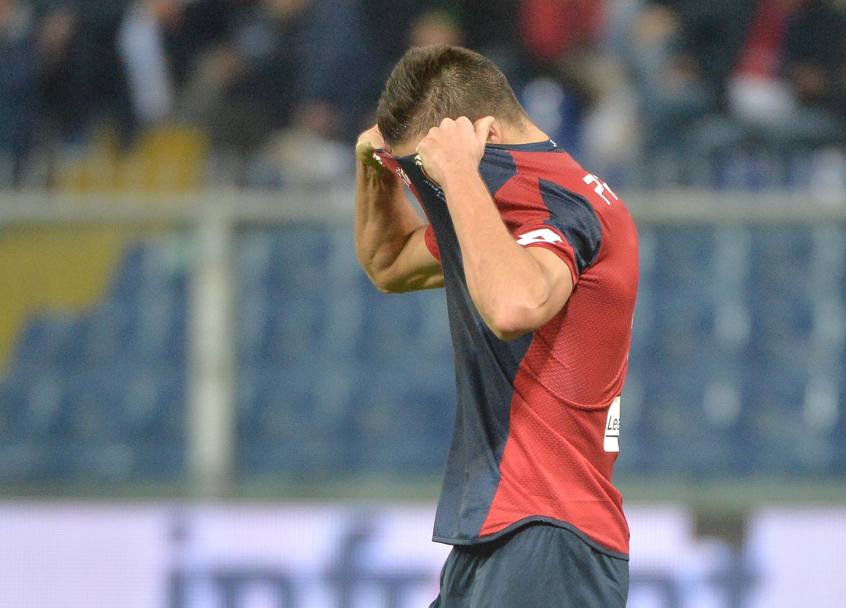 Tutta la disperazione di Leonardo Pavoletti, 27 anni, subito dopo il gol subito dal suo Genoa. Ansa